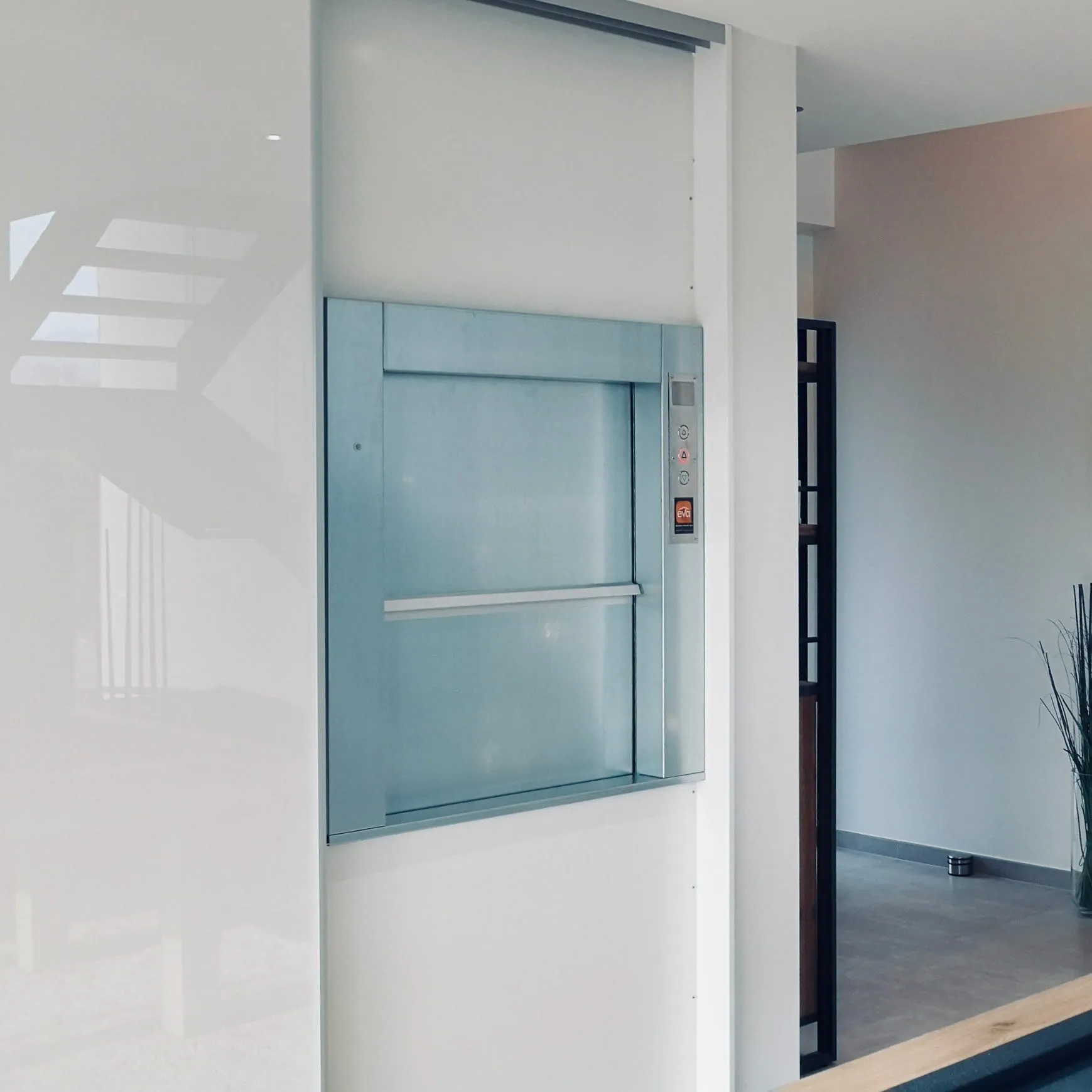 Monte-plats domestique encastré — porte inox avec commandes de service